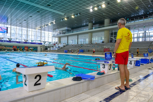 Vue intérieure de la piscine olympique
