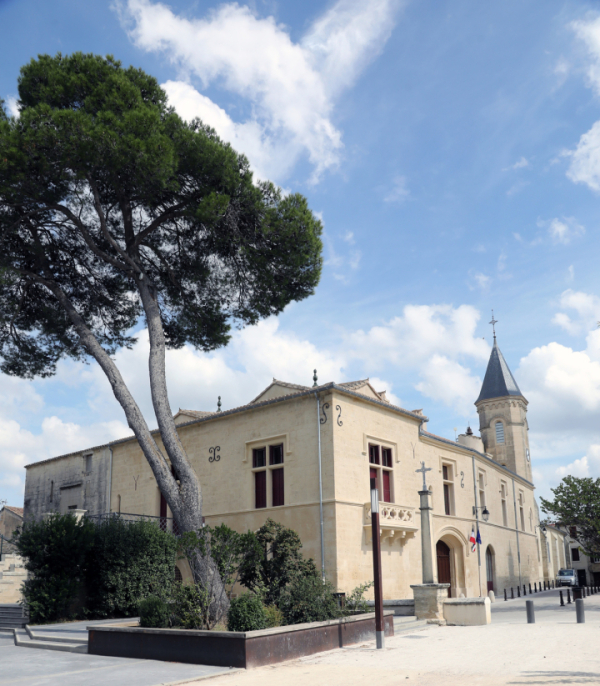En face, le château Cambacérés restauré qui accueille depuis septembre 2024 la marie