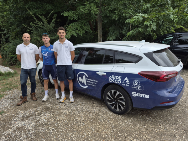Jason Kaufmann, Grégoire Vettor et Hugo Vaillier-Ville devant la voiture suiveuse du MMC