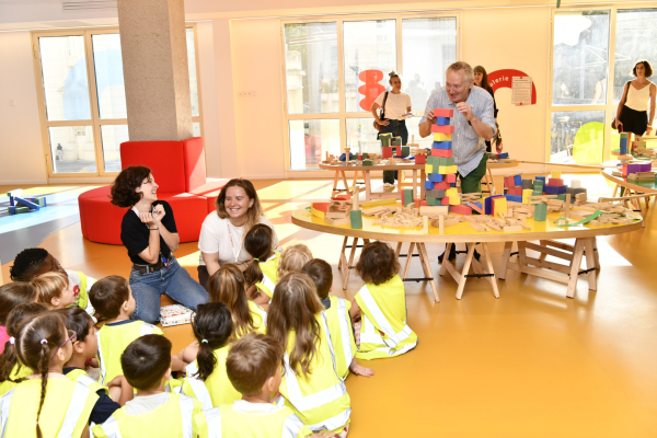 Paul Cox, enfants, animatrices, jeu de construction 