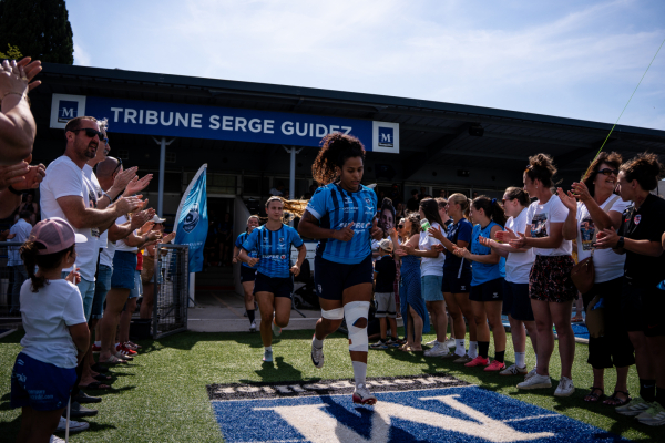 joueuses entrant sur le terrain 