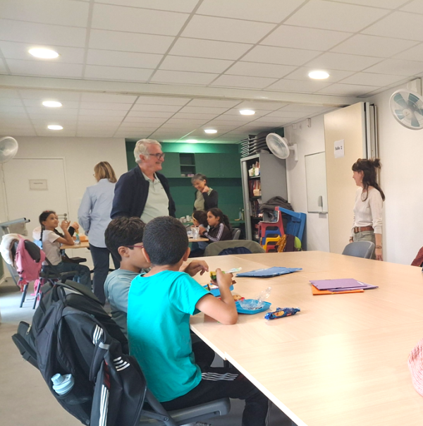 Bénévoles et enfants à la Salle Pazos