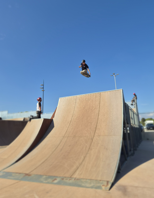 Les modules et les rampes du skatepark permettent de réaliser des figures aériennes