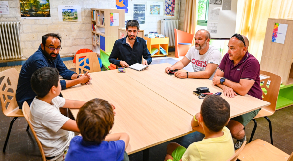 Les enfants du Bureau des idées discutent avec les techniciens d ela Ville de Montpellier. 