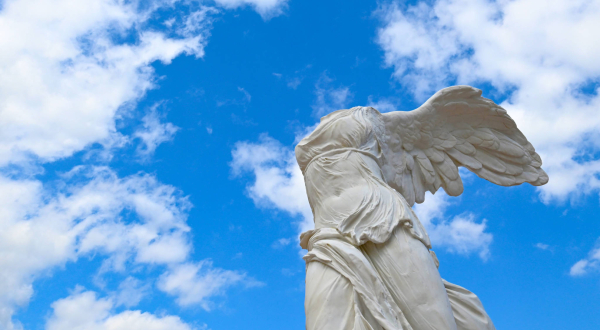 Statue de la Victoire de Samothrace sur fond de ciel bleu
