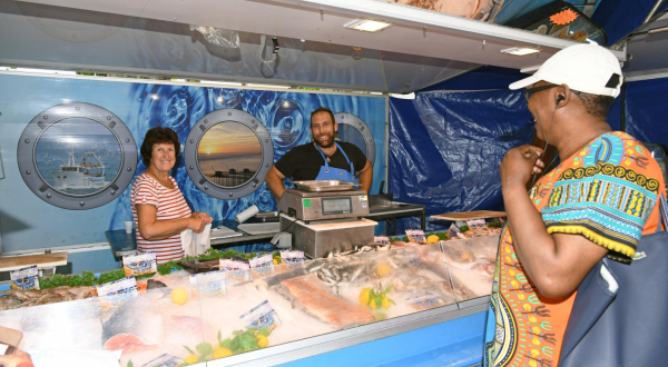 Couple de poissonniers du marché Tastavin dans le quartier Mas Drevon