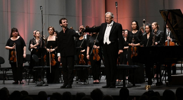 Salutations de Michael Schønwandt à la fin du concert