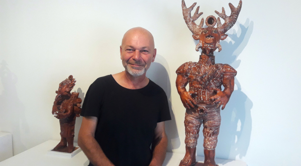 Le sculpteur Alain Kieffer parmi ses sculptures au musée de l'art brut