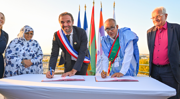 Les maires de Montpellier et Kiffa signent la convention. 