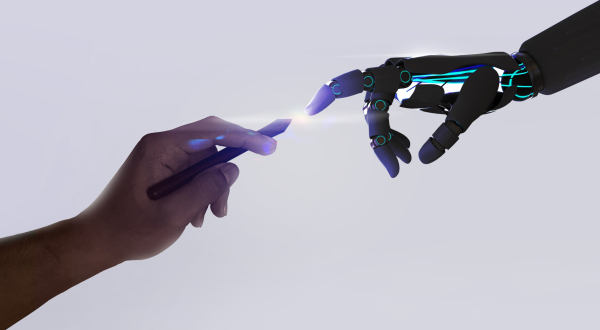 Visuel d'une main tendue avec un crayon vers une main de robot