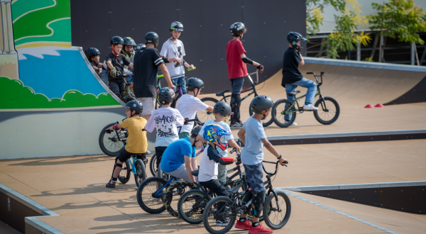 enfants et vélos dans le BMX skatepark