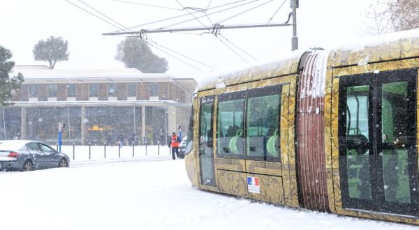 Tram sous la neige