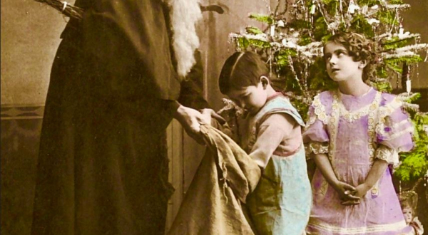 Le père Noël 1900 distribue ses jouets aux enfants