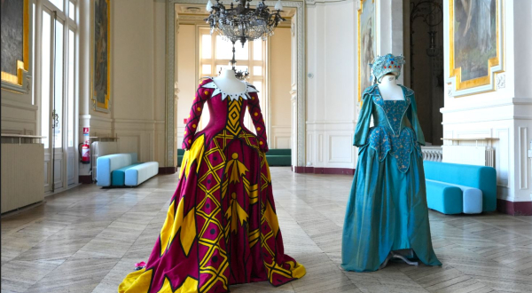 Photos de costumes dans le grand foyer de l'Opéra Comédie