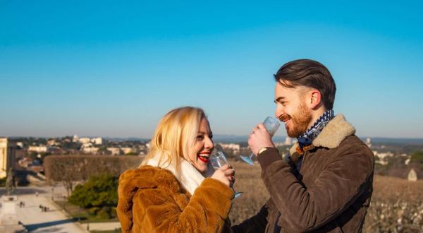 Couple d'amoureux buvant une coupe de champagne sur le toit de l'Arc de triomphe