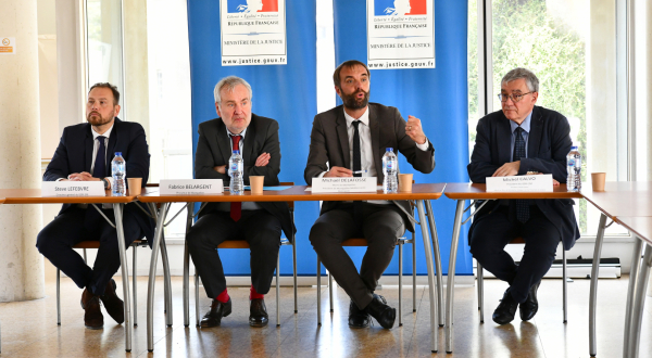 Steve Lefebvre (directeur du GSRI), Fabrice Belargent (procureur), Michaël Delafosse et Michel Calvo (président d'ACM Habitat) lors de la conférence de presse