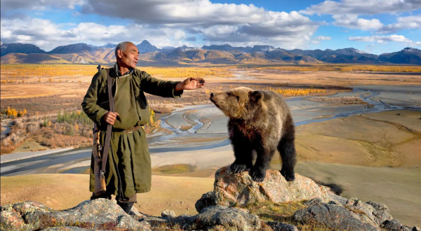 Photo du film La Vallée des Ours, du réalisateur Hamid Sardar-Afkhami, représentant un moine et un ours