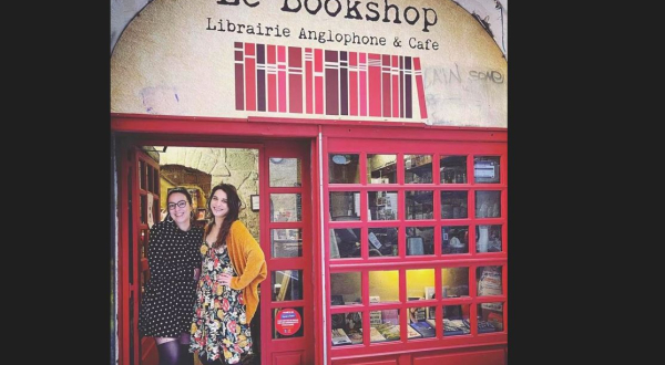 Salomé et Manon, les deux gérantes du Bookshop sur le seuil de la librairie Le Bookshop