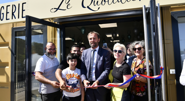 La famille Oustouk inaugure sa boulangerie pâtisserie aux côtés de Michaël Delafosse et de son adjointe du quartier, Véronique Brunet