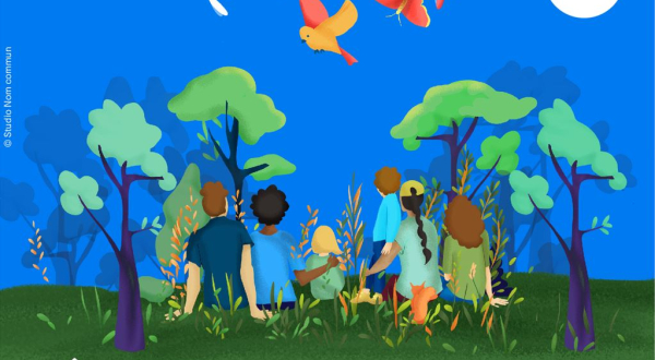 Affiche de la fête de la nature, des enfants dessinés regardent des oiseaux et des arbres