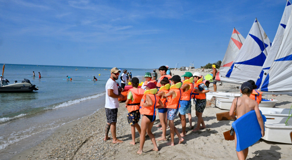 Près de 300 enfants participent aux stages sportifs aquatiques de la Ville cet été