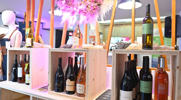 bouteilles de vin en vitrine