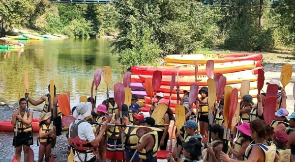 Rivière enfants moniteurs canoës 