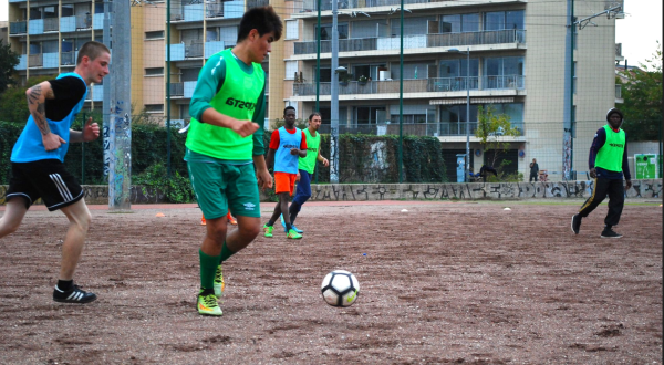 Match de foot sur le terrain du Père Prévost, avec l'association le Football du Peuple