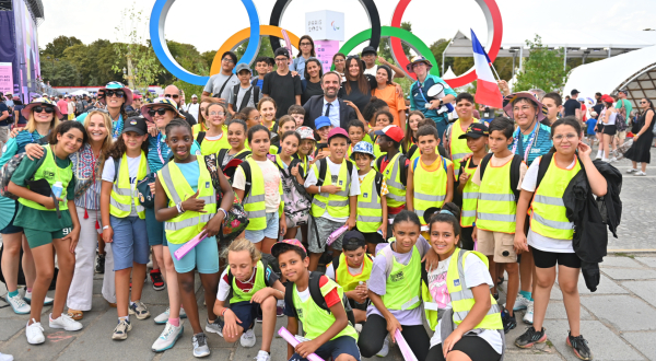 Une partie du groupe pose devant les anneaux olympiques du parc urbain de la Concorde