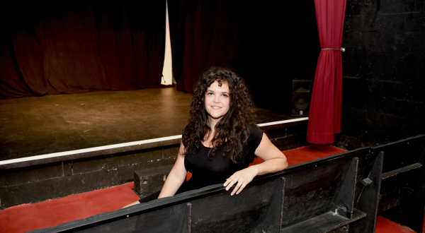 Alix Llionandg, directrice du théâtre, devant la scène de la Chocolaterie