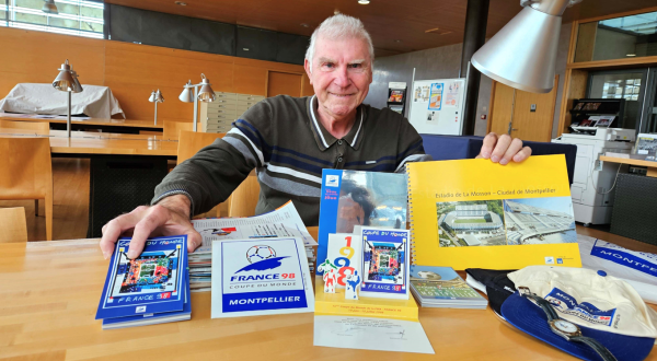 Philippe Walter et sa collection de documents datant de la Coupe du Monde de football 98