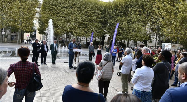 élus et habitants sur la place du Nombre d'Or