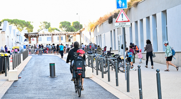 Rue piétonne école Jeanne Moreau, parvis réaménagé et sécurisé, femme et enfant à vélo 