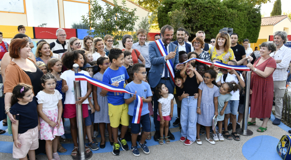 Ruban inaugural avec les enfants