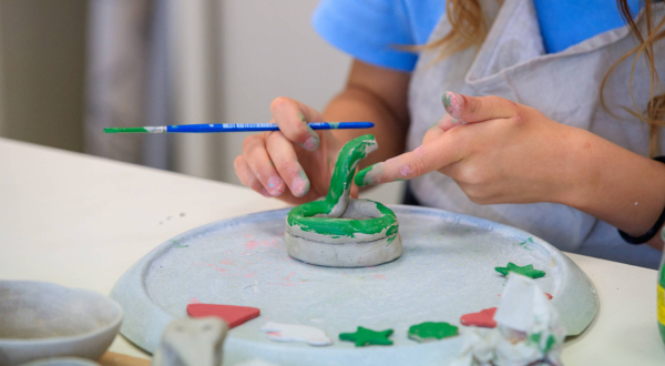 enfant faisant de la poterie