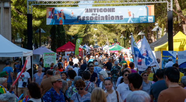 les stands de l'Antigone des associations 