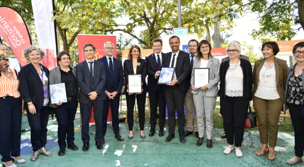 Photo de famille de la triple signature de conventions devant l'espace Gisèle Halimi 