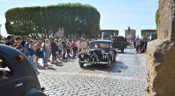 Véhicule d'époque aux couleurs des FFI sous l'Arc de Triomphe 