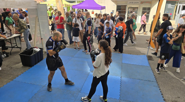 Stand avec démonstration sport de combat 