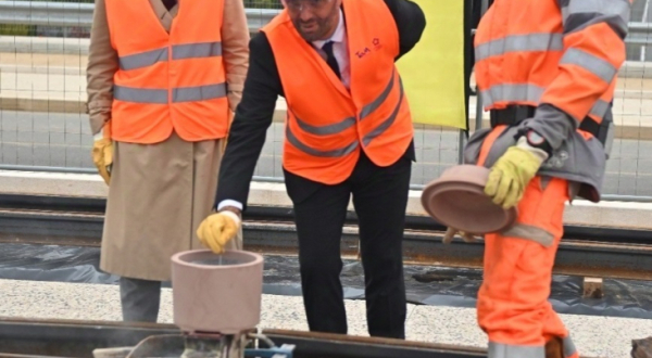 Le 17 octobre, Michaël Delafosse et Julie Frêche marquaient l'avancée du projet en réalisant la première soudure des rails aux côtés des équipes de Colas rails et de TaM.