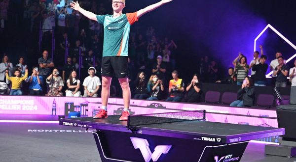 Félix Lebrun debout sur la table pour célébrer sa victoire 