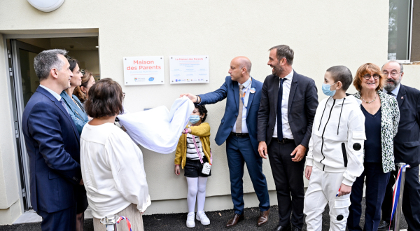 Dévoilement des plaques, lors de l'inauguration de la Maison des parents le 27 septembre 2024