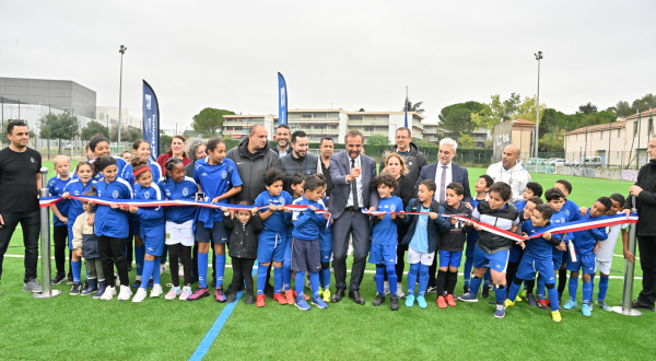 Coupe ruban inauguration terrain Louis Combette maire et jeunes licenciés