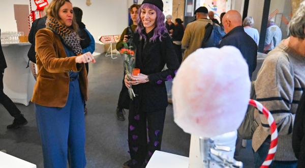 L'artiste Cake et Agnès Robin, adjointe à la Culture, devant la sculpture Barbabombone 