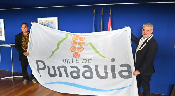 Simplicio Lissant, maire de Punaaiua, offre le drapeau de sa ville à Hervé Martin, adjoints aux Sports