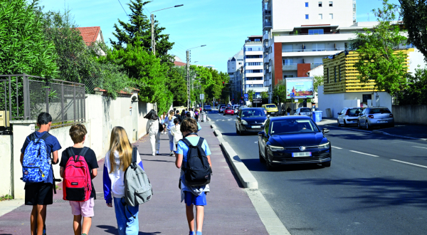des enfants sur le trottoir