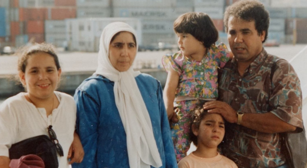 Image du film documentaire "Les Miennes", une famille posant côte à côte