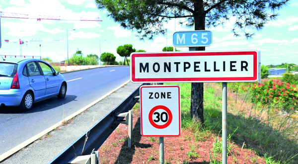 route avec panneau 30