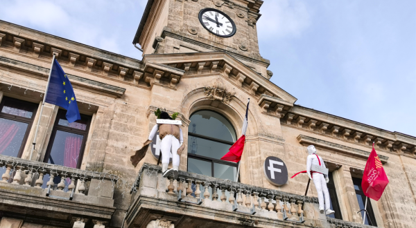 Pendaison des "pépettes" au balcon de l'hôtel de Ville de Cournonterral