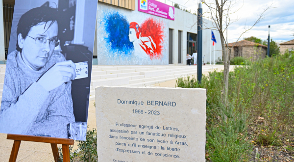 Stèle Dominique Bernard sur le parvis du collège